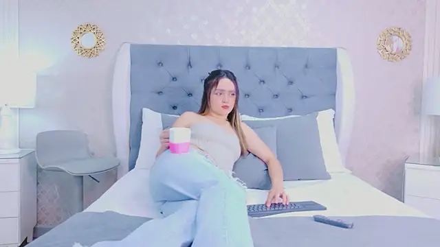 Snapshot of ZoeWilliis chatting on 06-22-26, 11:07 ZoeWilliis online show from 06-22-26, 11:07