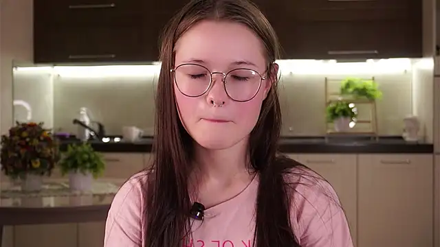 Snapshot of LynHillaire chatting on 09-10-25, 11:10 LynHillaire online show from 09-10-25, 11:10