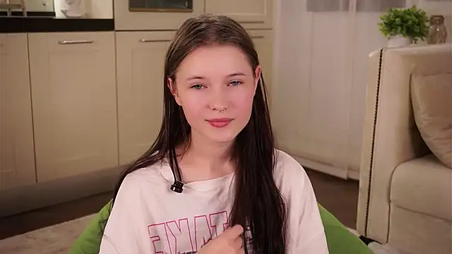 Snapshot of LynHillaire chatting on 09-14-25, 11:09 LynHillaire online show from 09-14-25, 11:09