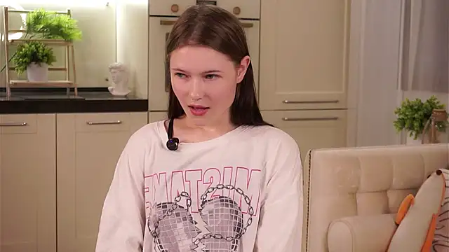 Snapshot of LynHillaire chatting on 09-15-25, 11:10 LynHillaire online show from 09-15-25, 11:10