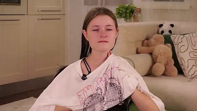 Snapshot of LynHillaire chatting on 09-16-25, 11:11 LynHillaire online show from 09-16-25, 11:11