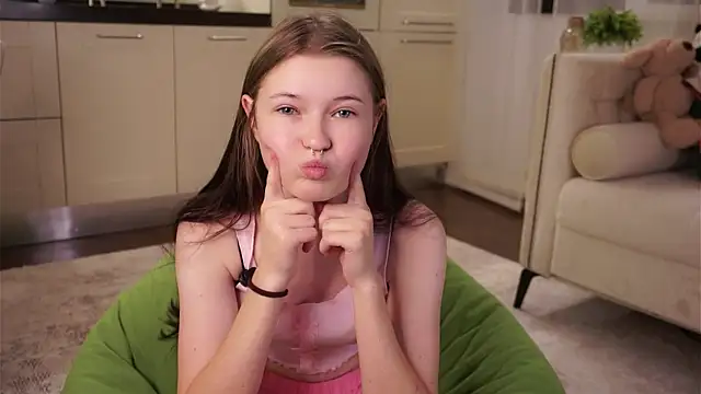 Snapshot of LynHillaire chatting on 09-18-25, 11:12 LynHillaire online show from 09-18-25, 11:12