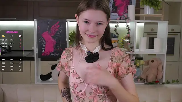 Snapshot of LynHillaire chatting on 11-08-25, 10:04 LynHillaire online show from 11-08-25, 10:04