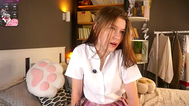 Snapshot of LynHillaire chatting on 12-04-25, 11:08 LynHillaire online show from 12-04-25, 11:08