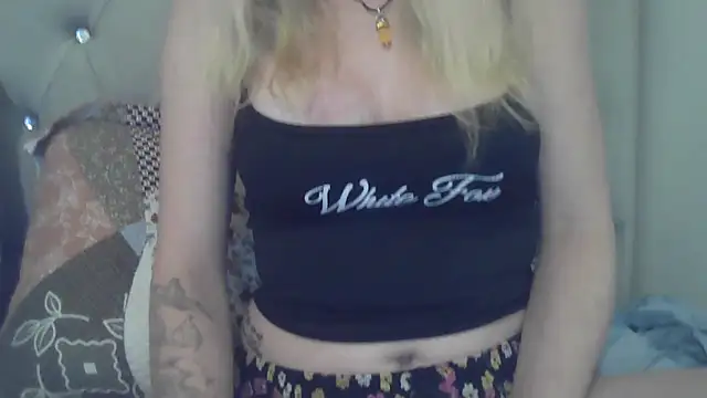 Snapshot of flirty_babe_x chatting on 05-19-26, 07:20 flirty babe x online show from 05-19-26, 07:20