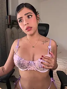 Snapshot of Sara-Evans chatting on 11-17-25, 12:38 Sara-Evans online show from 11-17-25, 12:38