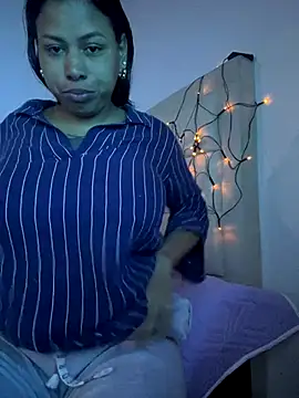 Snapshot of Michluxe_69 chatting on 12-15-25, 02:38 Michluxe 69 online show from 12-15-25, 02:38