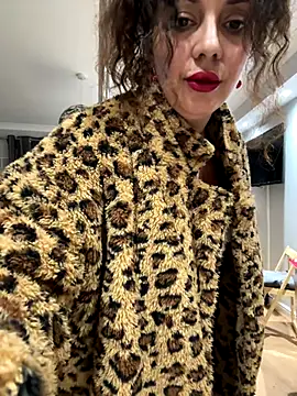 Snapshot of caramelandCurls chatting on 12-13-25, 11:54 caramelandCurls online show from 12-13-25, 11:54