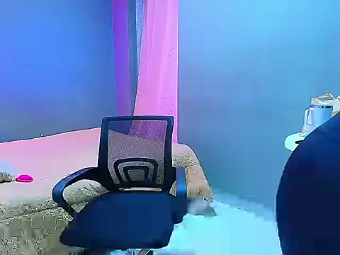 Snapshot of sophiejuicy_ chatting on 09-28-25, 05:02 sophiejuicy online show from 09-28-25, 05:02