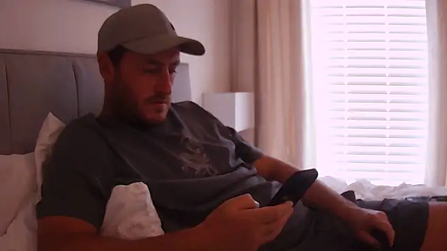 Snapshot of Londonlad818 chatting on 09-24-25, 01:25 Londonlad818 online show from 09-24-25, 01:25