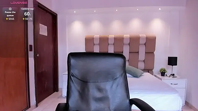 sofiapalacioss online show from 04-10-26, 07:51