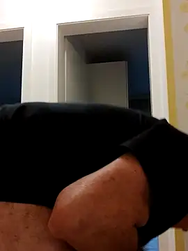 Snapshot of Oldmenhot66 chatting on 10-17-25, 04:20 Oldmenhot66 online show from 10-17-25, 04:20