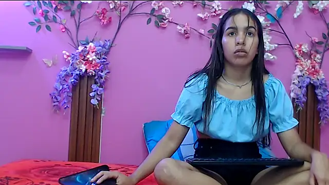 Snapshot of skinnysofia18 chatting on 09-19-25, 01:12 skinnysofia18 online show from 09-19-25, 01:12