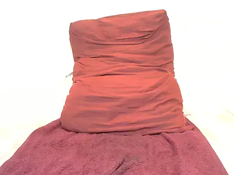 Snapshot of BeautyQueenX22 chatting on 11-27-25, 08:33 BeautyQueenX22 online show from 11-27-25, 08:33