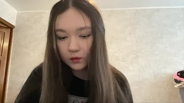 Snapshot of Pikmigirl18 chatting on 09-10-25, 01:33 Pikmigirl18 online show from 09-10-25, 01:33