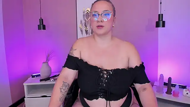 Snapshot of hollie_joliie chatting on 10-02-25, 08:10 hollie joliie online show from 10-02-25, 08:10