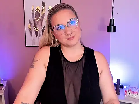 Snapshot of hollie_joliie chatting on 10-07-25, 12:02 hollie joliie online show from 10-07-25, 12:02