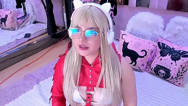 Snapshot of BizzyNoar chatting on 12-16-25, 04:50 BizzyNoar online show from 12-16-25, 04:50