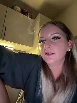 Snapshot of Lyra_XX chatting on 06-15-26, 08:33 Lyra XX online show from 06-15-26, 08:33