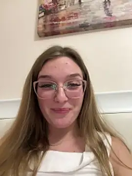 Snapshot of Bellatrisssaa chatting on 12-16-25, 04:23 Bellatrisssaa online show from 12-16-25, 04:23