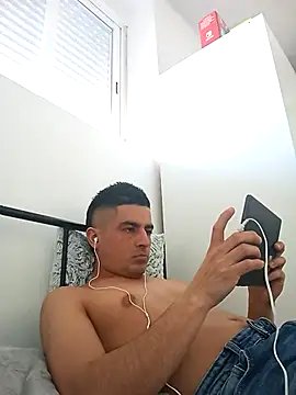 Snapshot of Andr3s69xxx chatting on 02-21-26, 02:18 Andr3s69xxx online show from 02-21-26, 02:18