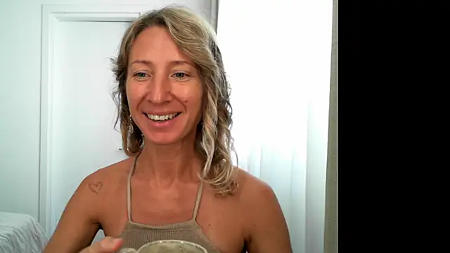 Snapshot of Paevoa chatting on 10-17-25, 07:22 Paevoa online show from 10-17-25, 07:22