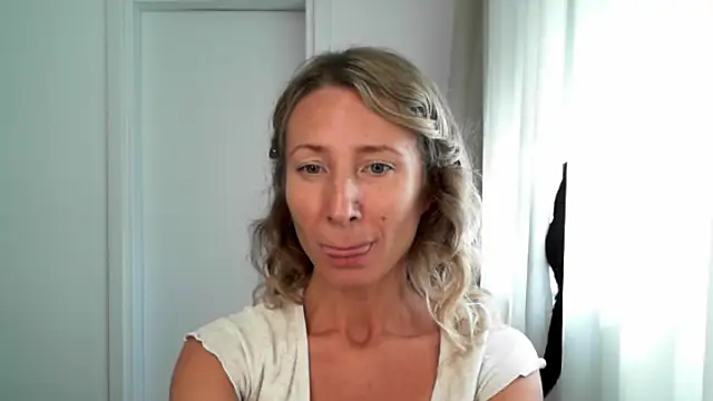 Snapshot of Paevoa chatting on 11-13-25, 09:19 Paevoa online show from 11-13-25, 09:19