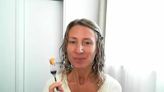 Snapshot of Paevoa chatting on 11-18-25, 09:58 Paevoa online show from 11-18-25, 09:58