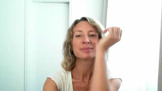 Snapshot of Paevoa chatting on 11-19-25, 10:04 Paevoa online show from 11-19-25, 10:04