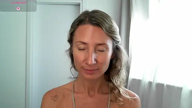 Snapshot of Paevoa chatting on 11-28-25, 09:01 Paevoa online show from 11-28-25, 09:01