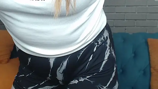 Snapshot of MellinGiG chatting on 09-13-25, 04:45 MellinGiG online show from 09-13-25, 04:45