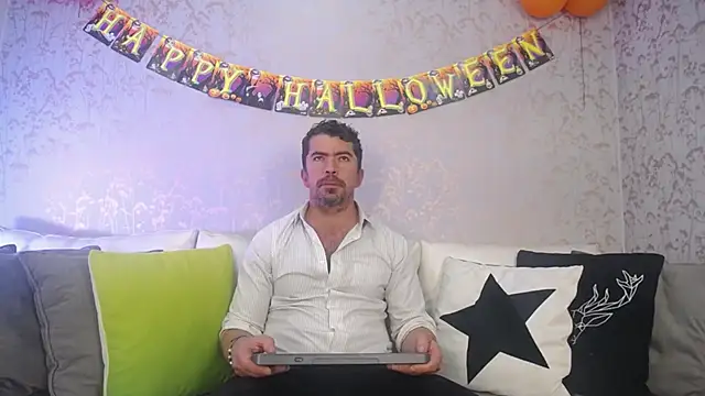 Snapshot of JuanKarloz_ chatting on 10-16-25, 01:45 JuanKarloz online show from 10-16-25, 01:45