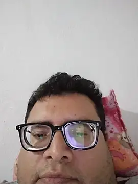 Snapshot of Santiagoqro85 chatting on 03-12-26, 03:45 Santiagoqro85 online show from 03-12-26, 03:45