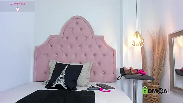 Snapshot of Caroline_daring chatting on 06-30-26, 01:12 Caroline daring online show from 06-30-26, 01:12