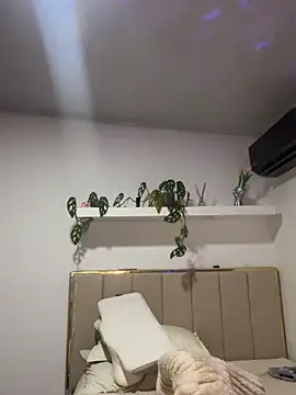 CuteLizzyy online show from 10-13-25, 10:43