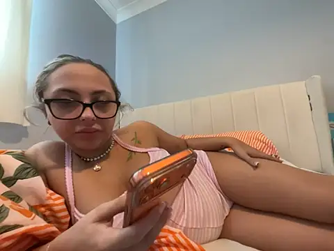 Snapshot of petitelucyXoxx chatting on 05-07-26, 09:14 petitelucyXoxx online show from 05-07-26, 09:14