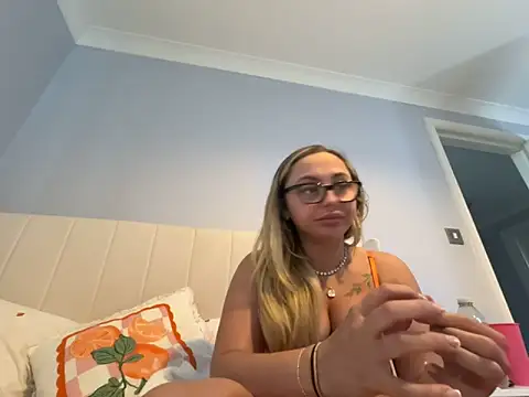 Snapshot of petitelucyXoxx chatting on 05-18-26, 06:03 petitelucyXoxx online show from 05-18-26, 06:03