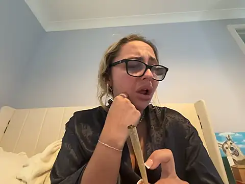 Snapshot of petitelucyXoxx chatting on 06-11-26, 05:55 petitelucyXoxx online show from 06-11-26, 05:55