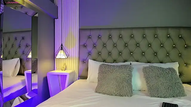 Snapshot of LunaBloomn chatting on 10-28-25, 05:04 LunaBloomn online show from 10-28-25, 05:04