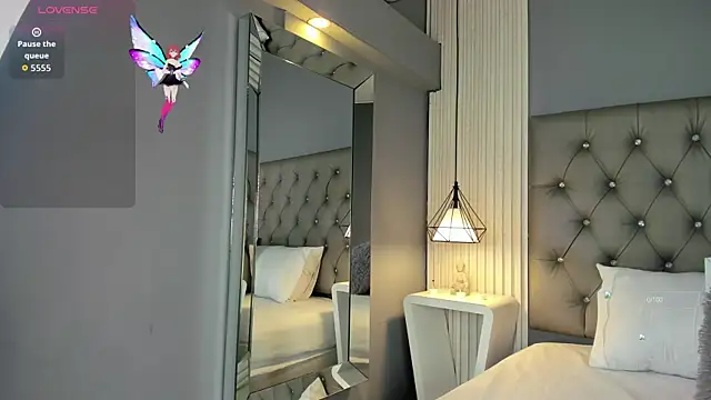 Snapshot of LunaBloomn chatting on 11-11-25, 05:02 LunaBloomn online show from 11-11-25, 05:02