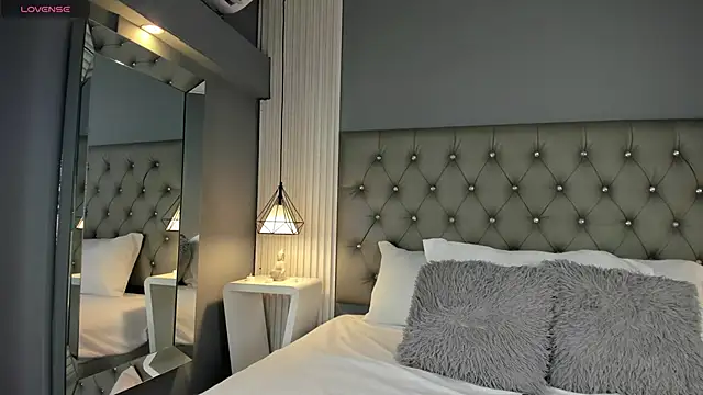 Snapshot of LunaBloomn chatting on 11-19-25, 05:02 LunaBloomn online show from 11-19-25, 05:02