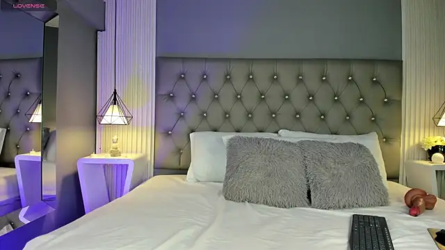 Snapshot of LunaBloomn chatting on 11-22-25, 05:01 LunaBloomn online show from 11-22-25, 05:01