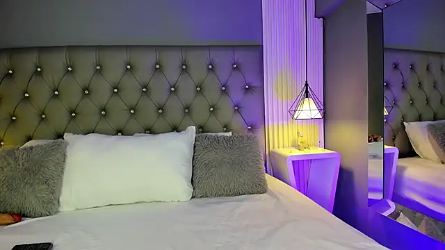 Snapshot of LunaBloomn chatting on 12-05-25, 04:47 LunaBloomn online show from 12-05-25, 04:47