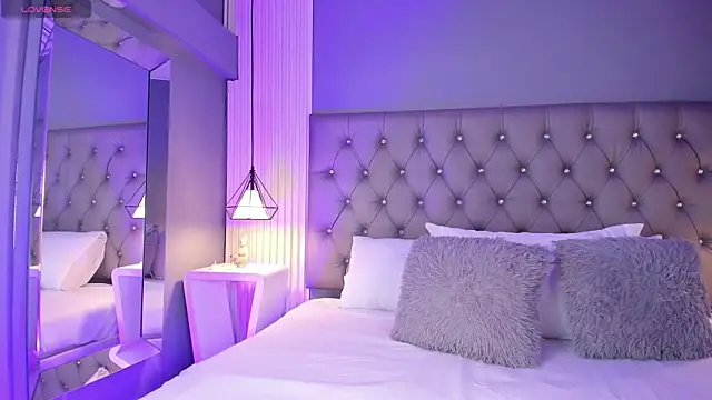 Snapshot of LunaBloomn chatting on 12-17-25, 04:57 LunaBloomn online show from 12-17-25, 04:57