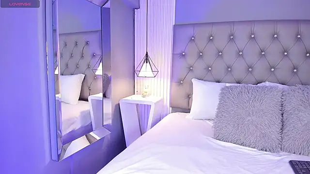 Snapshot of LunaBloomn chatting on 12-20-25, 05:09 LunaBloomn online show from 12-20-25, 05:09