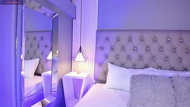 Snapshot of LunaBloomn chatting on 12-22-25, 05:10 LunaBloomn online show from 12-22-25, 05:10