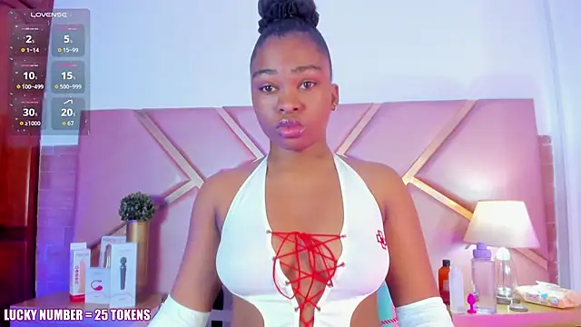 Snapshot of SophieSinclair chatting on 11-18-25, 12:53 SophieSinclair online show from 11-18-25, 12:53