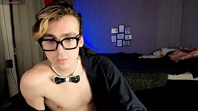 Snapshot of OLIVER__MARTINEZ chatting on 10-11-25, 03:32 OLIVER MARTINEZ online show from 10-11-25, 03:32