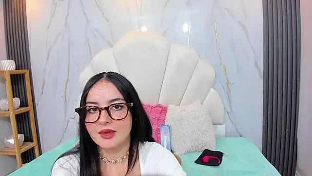 Ashleypetit online show from 10-18-25, 12:17