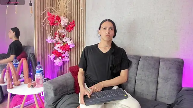Snapshot of Almaazz chatting on 04-18-26, 04:27 Almaazz online show from 04-18-26, 04:27